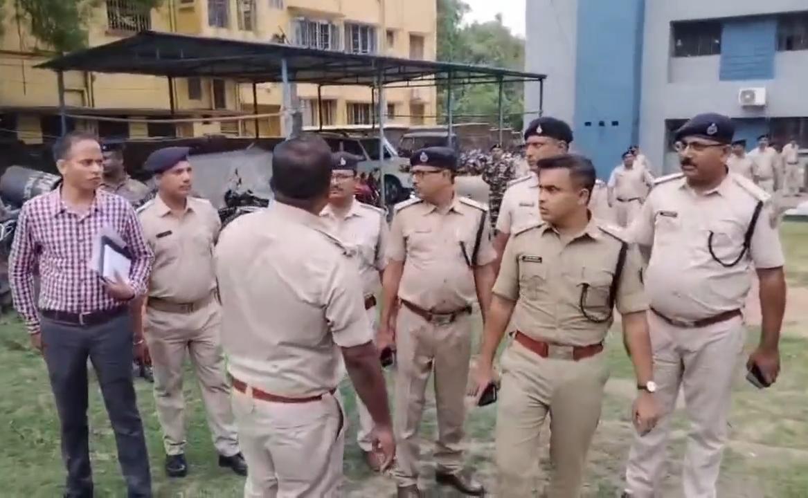 Dhanbad News : ग्रामीण एसपी ने निरसा के थानों का किया निरीक्षण, लंबित कांडों का जल्द निष्पादन का निर्देश