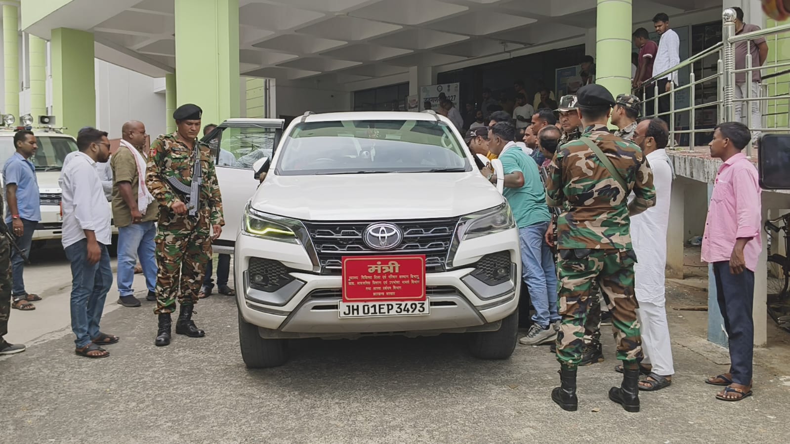 Jamtara News : दिशा की बैठक में शामिल हुए बिना समाहरणालय के गेट से लौटे मंत्री इरफान