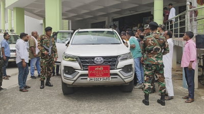 Jamtara News : दिशा की बैठक में शामिल हुए बिना समाहरणालय के गेट से लौटे मंत्री इरफान