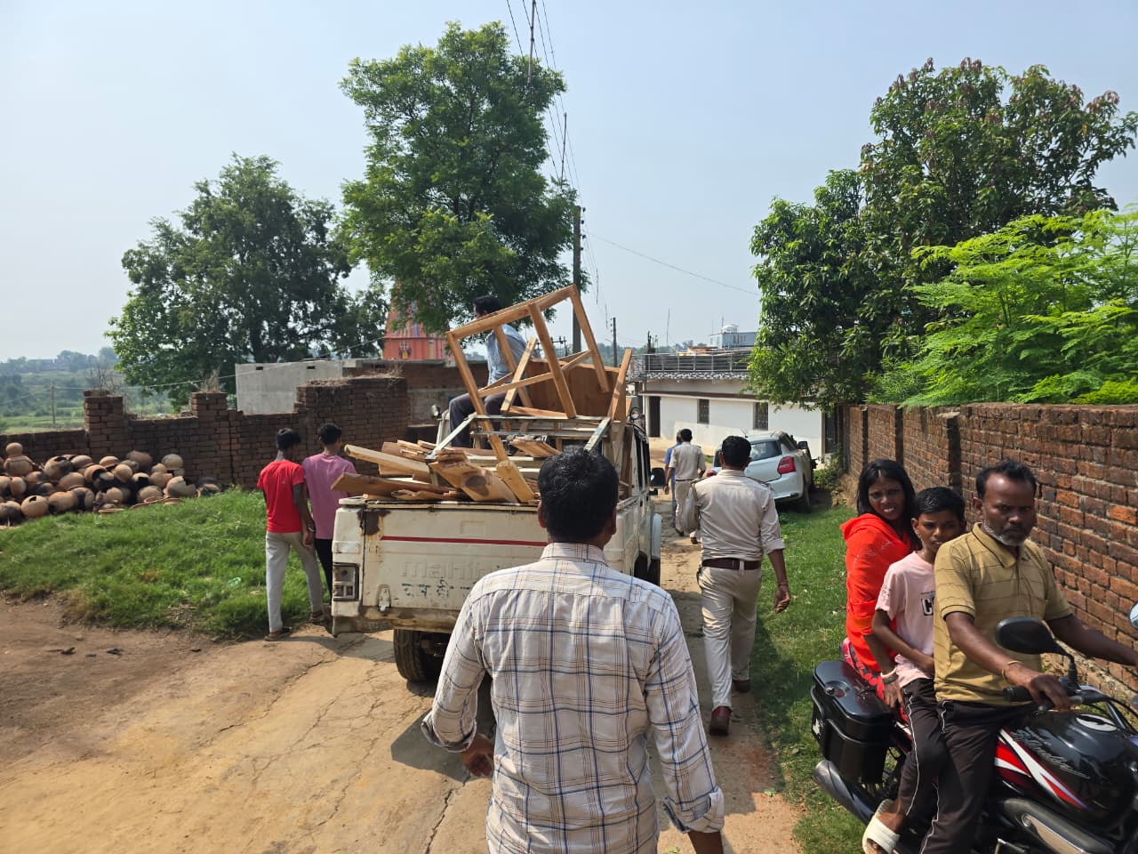 Bokaro News : गोमिया में अवैध आरा मिल सील, 5 गिरफ्तार; 5 ट्रैक्टर लकड़ी जब्त