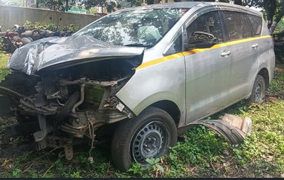 Saraikela News : गम्हरिया में स्ट्रीट लाइट पोल से टकराई इनोवा, कई लोग घायल