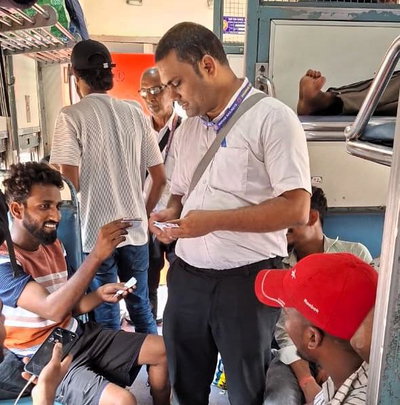 Dhanbad News : मेगा टिकट चेकिंग अभियान में  917 रेल यात्री पकड़ाए, 6.60 लाख वसूला जुर्माना