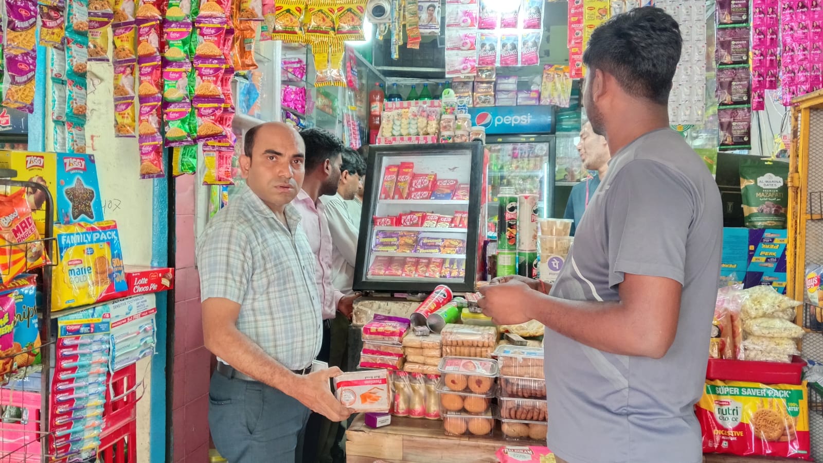 Hazaribagh News : फूड सेफ्टी व तंबाकू निषेध टीम की छापेमारी, 10 दुकानों से वसूला जुर्माना