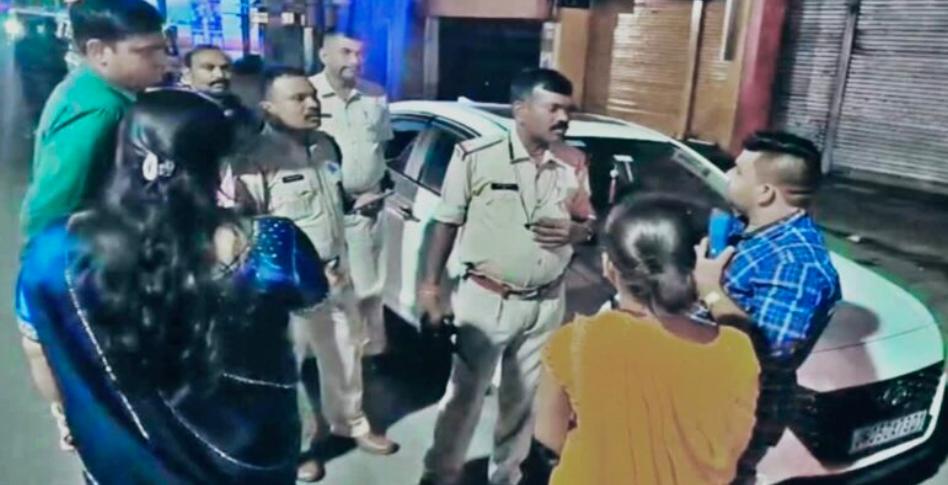 Ranchi News : शादी की सालगिरह मनाने आए दंपती की कार का शीशा तोड़ गहने व नकदी ले उड़े बदमाश