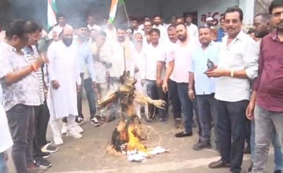 Dhanbad News : नई खनन नीति के खिलाफ संवेदकों का प्रदर्शन, मंत्री का फूंका पुतला