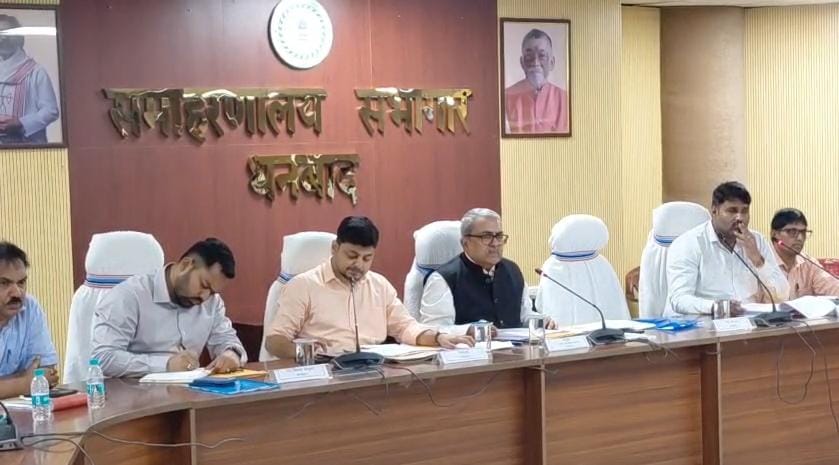 Dhanbad News : तय समय में दाखिल-खारिज नहीं तो जिम्मेदारों पर होगी कार्रवाई- आयुक्त