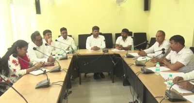 Dhanbad News : स्टैंडिंग कमेटी की बैठक में फूटा पार्षदों का गुस्सा, लंबित प्रस्तावों पर अधिकारियों को घेरा