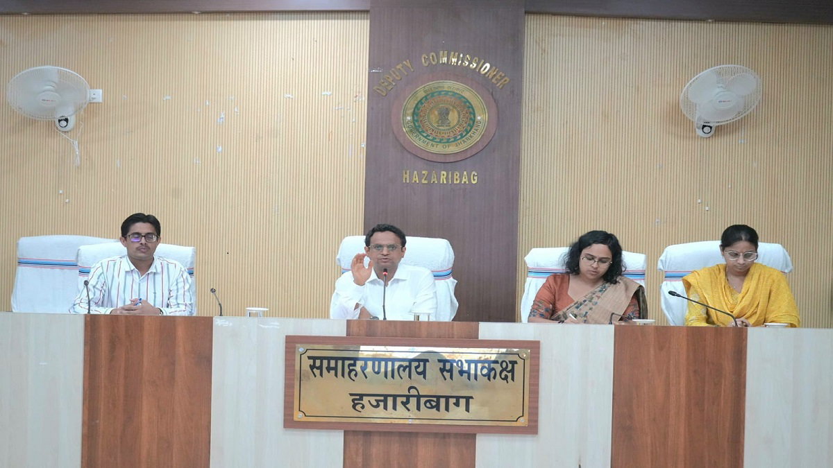 Hazaribagh News : शिक्षकों की सेवा संपुष्टि के लंबित मामलों को जल्द निबटाएं- डीसी