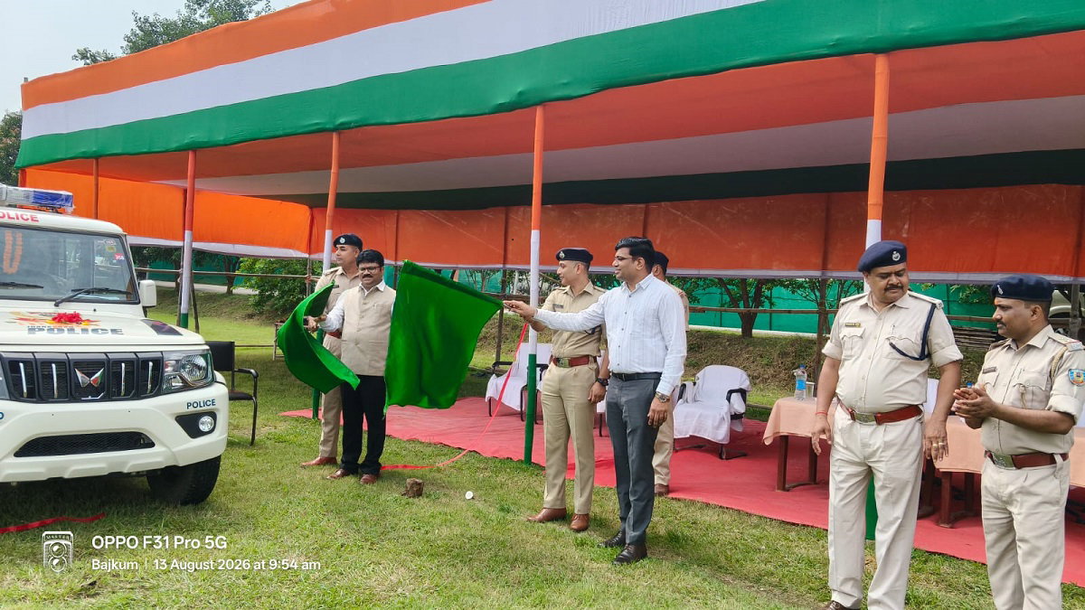 Latehar News : लातेहार पुलिस को मिले 19 नए वाहन, पुलिंसिंग होगी मजबूत