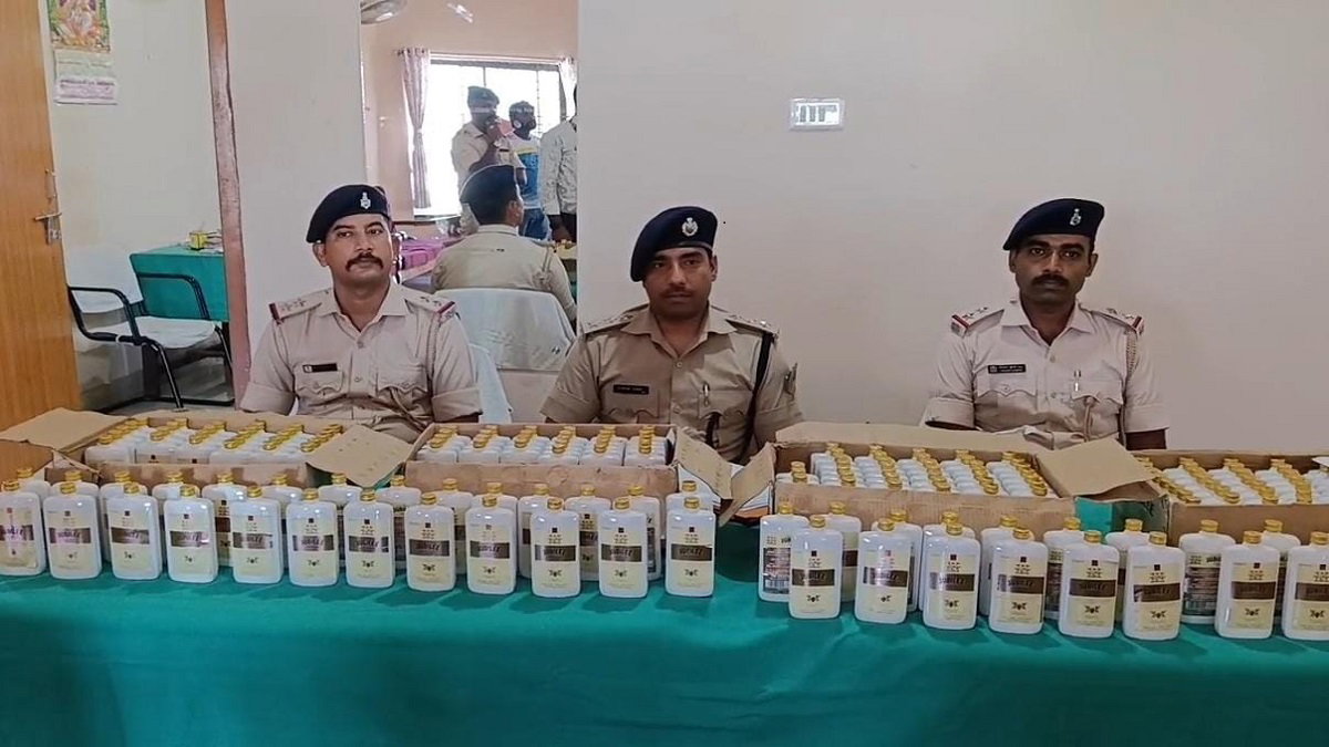 Dhanbad News : बरवाअड्डा में नकली शराब का जखीरा बरामद, 16 हजार बोतलें जब्त