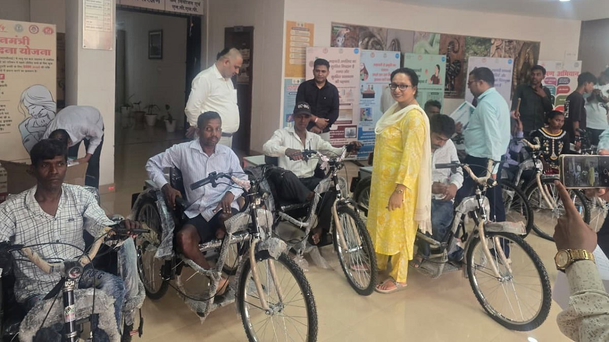 Hazaribagh News : 25 दिव्यांगों के बीच बैटरी चालित ट्राइसाइकिल का वितरण