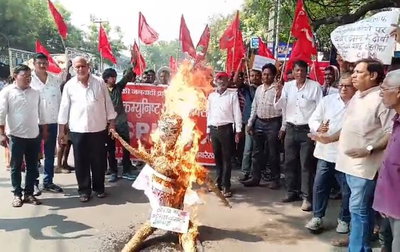 Dhanbad News : एसआईआर के खिलाफ चासनाला में माकपा का हल्लाबोल, सीईसी का फूंका पुतला