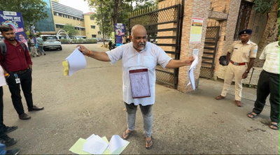 Jamshedpur News : शिकायत नहीं सुनी तो डीसी कार्यालय के बाहर किया आत्मदाह का प्रयास