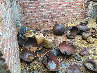 पलामूः अवैध शराब के खिलाफ छापेमारी अभियान, जावा महुआ व शराब नष्ट