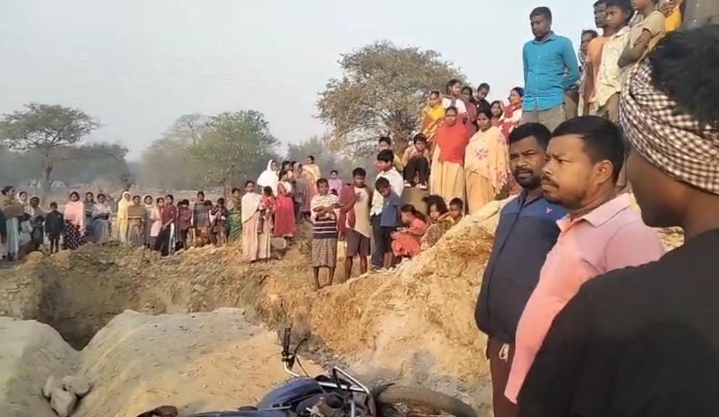 चक्रधरपुरः निर्माणाधीन पुलिया में गिरकर बाइक सवार की मौत