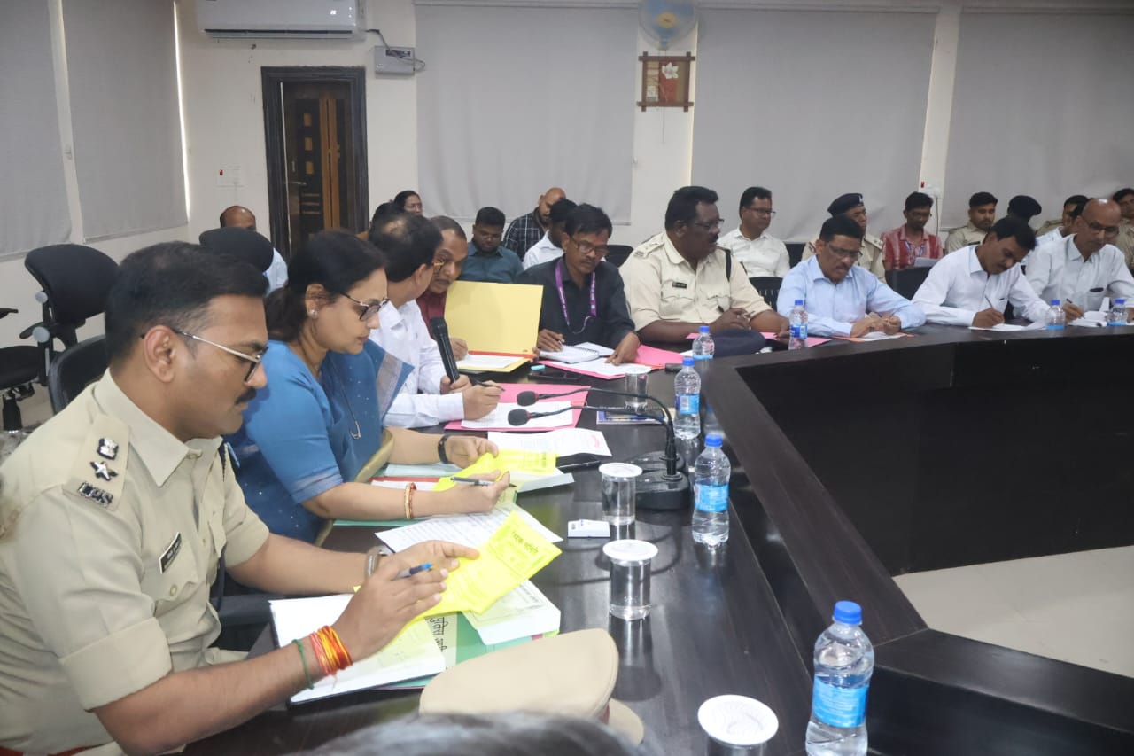 त्योहार शांति व सौहार्द के साथ मनाएं : सिमडेगा डीसी