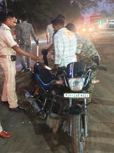 Ramgarh News : पुलिस ने चौक-चौराहों पर चलाया सघन वाहन जांच अभियान, नशे में युवक पकड़ाया