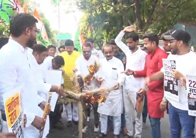 Dhanbad News : NEET पेपर लीक के विरोध में यूथ कांग्रेस का प्रदर्शन, पीएम व शिक्षा मंत्री का फूंका पुतला