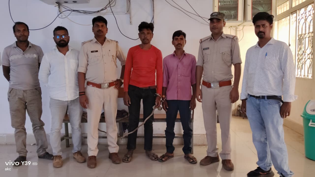 Latehar News : वन भूमि पर अवैध कब्जा कर घर बना रहे दो गिरफ्तार