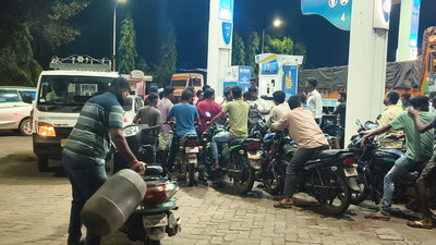 Saraikela News : राजनगर में पेट्रोल की कालाबाजारी, 200 रुपये लीटर तक बिक रहा