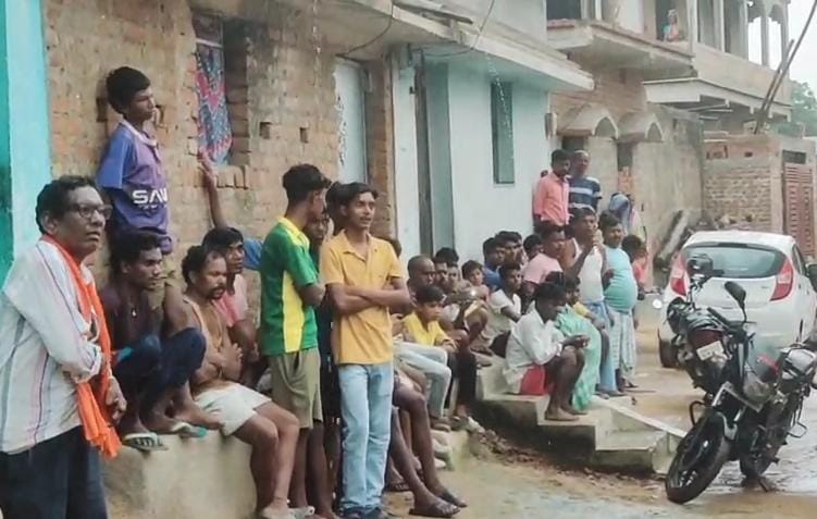 Dhanbad News : निरसा में वार्ड सदस्य के पति की कुल्हाड़ी से मारकर हत्या