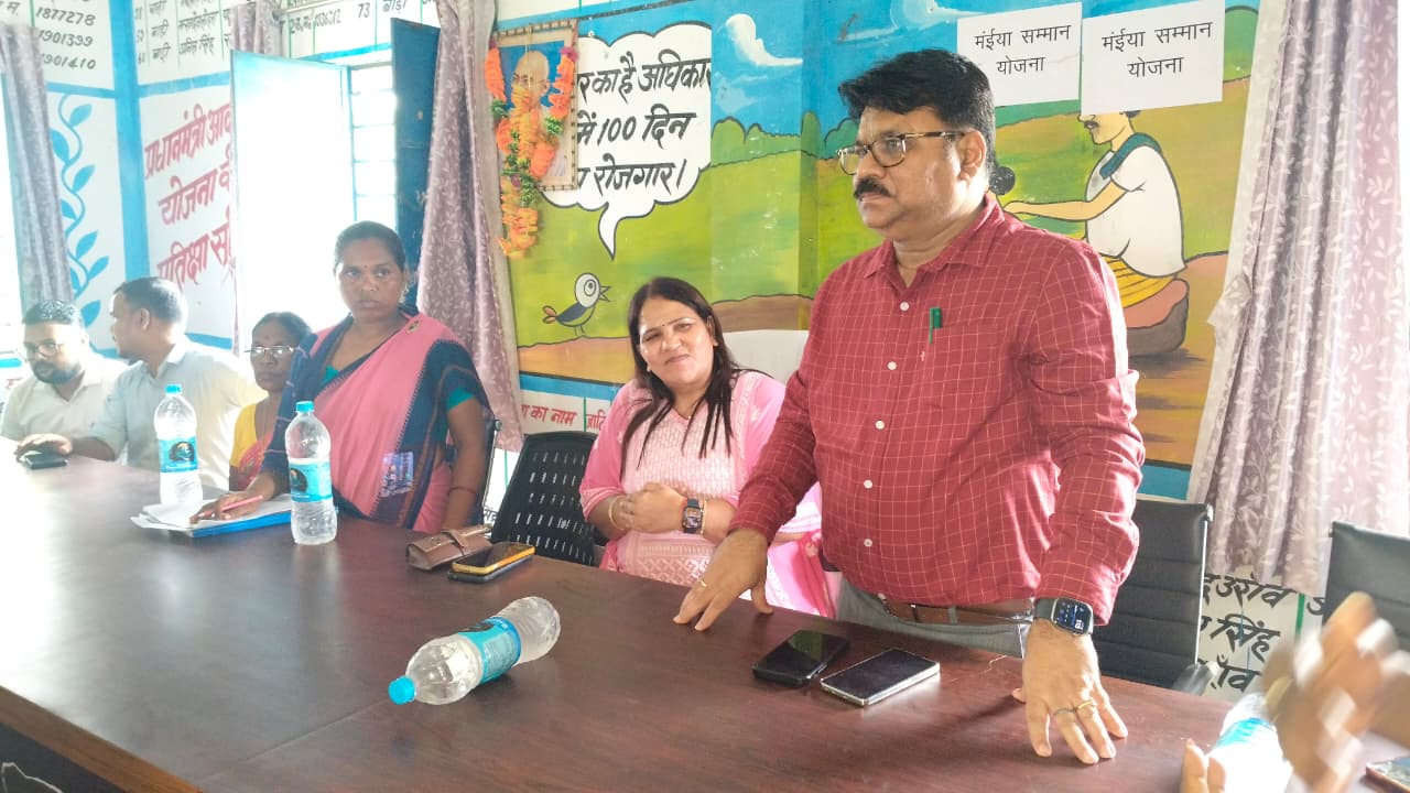 Latehar News : आयुक्त व डीसी ने SIR कार्य का लिया जायजा, अधिकारियों को दिए निर्देश