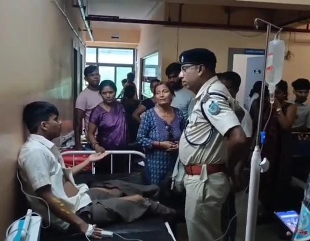 Dhanbad News : कतरास में स्कूल के बाहर छात्र पर हमला, मारपीट के बाद बैग में डाला केरोसिन