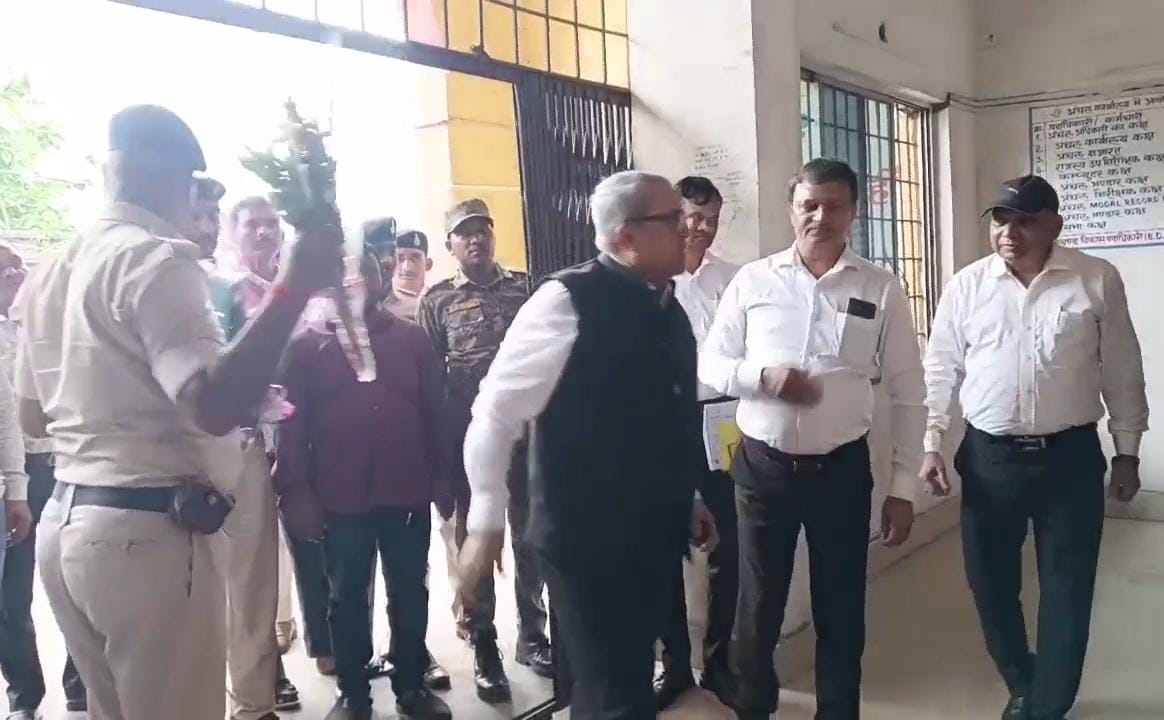 Dhanbad News : दाखिल-खारिज में लापरवाही बर्दाश्त नहीं, गड़बड़ी मिली तो सीओ पर होगी कार्रवाई- आयुक्त