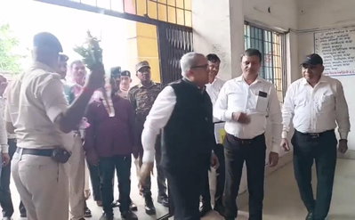 Dhanbad News : दाखिल-खारिज में लापरवाही बर्दाश्त नहीं, गड़बड़ी मिली तो सीओ पर होगी कार्रवाई- आयुक्त