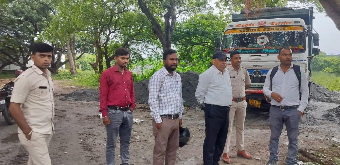 Dhanbad News : जियलगोड़ा में सरकारी तालाब पर कब्जे की कोशिश नाकाम, हाइवा जब्त, भू-माफियाओं पर FIR