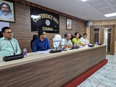 Giridih News : डिजिटल शासन प्रणाली अपनाएं अधिकारी- डीसी