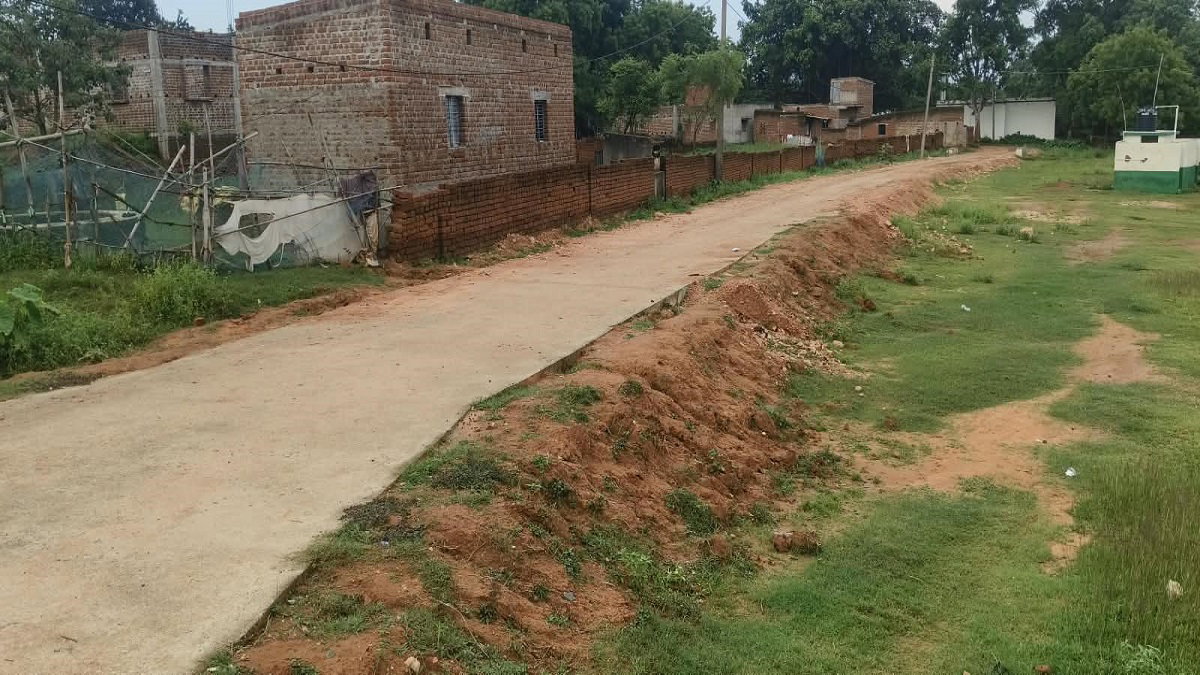 Jamtara News : गोचर भूमि पर सड़क निर्माण का आरोप, 3 करोड़ की योजना में नियमों की अनदेखी
