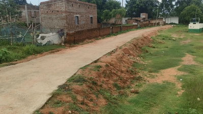 Jamtara News : गोचर भूमि पर सड़क निर्माण का आरोप, 3 करोड़ की योजना में नियमों की अनदेखी