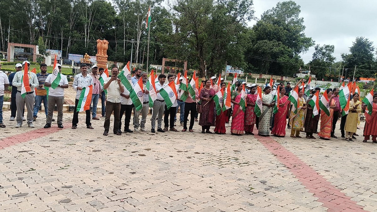 Gumla News : समाहरणालय में हर घर तिरंगा अभियान, अधिकारियों व कर्मियों को बांटा झंडा