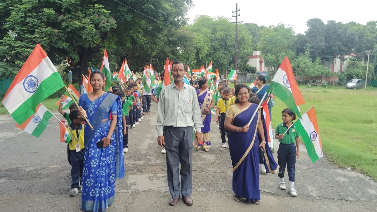 Jamshedpur News : स्कूली बच्चों ने जादूगोड़ा की सड़कों पर निकाली तिरंगा यात्रा