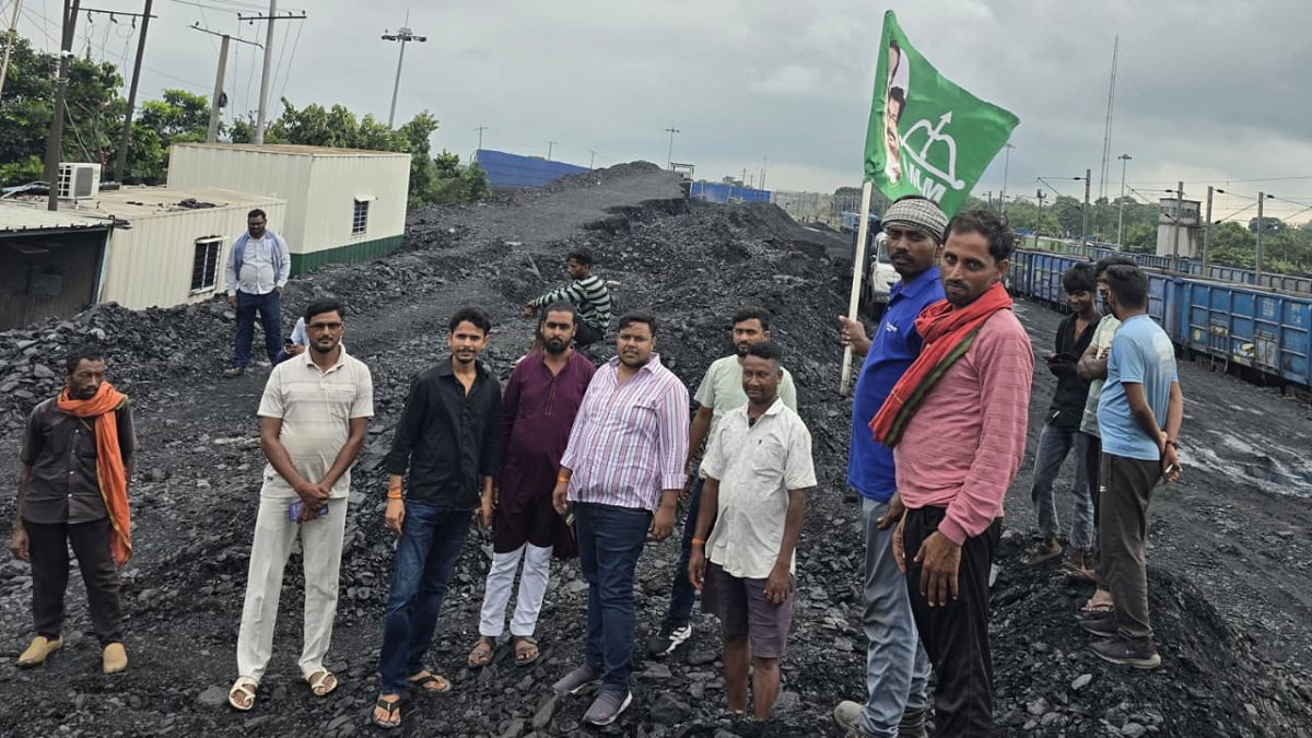 Chatra News : खनिज संशोधन बिल के खिलाफ झामुमो ने आम्रपाली में कोयला उत्पादन-डिस्पैच किया बंद