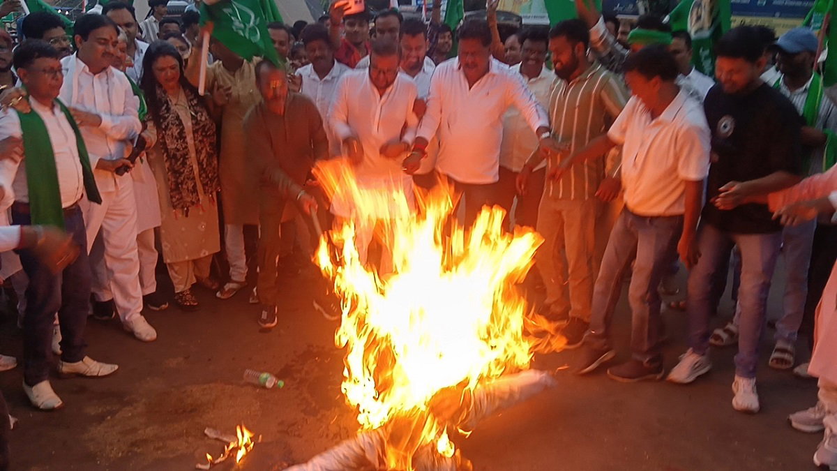Dhanbad News : खनिज संशोधन बिल के खिलाफ JMM का प्रदर्शन, PM मोदी का फूंका पुतला