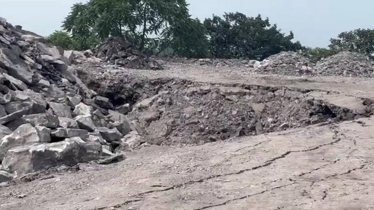 Dhanbad News : महेशपुर कोलियरी में धंसी जमीन, मचा हड़कंप