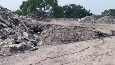 Dhanbad News : महेशपुर कोलियरी में धंसी जमीन, मचा हड़कंप