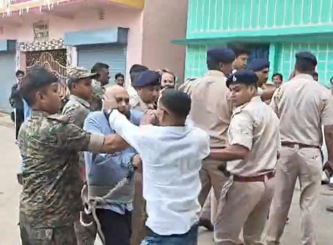 Breaking : वासेपुर में बंटी खान पर हमला, पुलिस के सामने ही लोगों ने की मारपीट