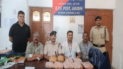 Deoghar News : देवघर स्टेशन पर खड़ी ट्रेन की बोगी से 7 किलो गांजा बरामद