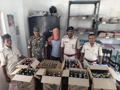 Jamtara News : कोल्ड ड्रिंक्स दुकान में पुलिस का छापा, भारी मात्रा में अंग्रेजी शराब जब्त, दुकानदार गिरफ्तार