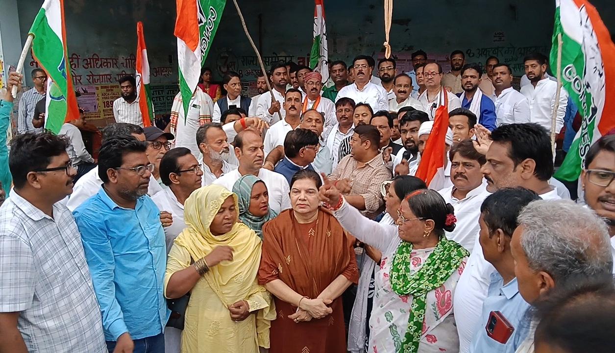 Dhanbad News : सीओ के खिलाफ कांग्रेस का हल्लाबोल, तबादले की मांग को लेकर कार्यकर्ताओं का प्रदर्शन