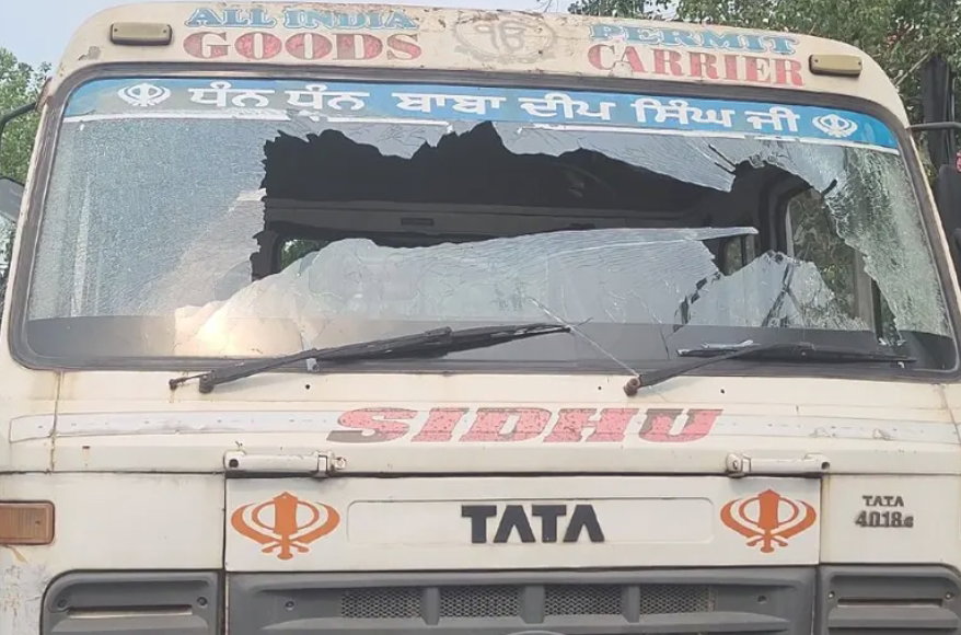 Jamshedpur News :मानगो बस स्टैंड के पास ट्रक चालक से मारपीट, सिविल ड्रेस में पुलिसकर्मियों पर आरोप