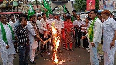 Dhanbad News : NEET पेपर लीक के विरोध में झामुमो का प्रदर्शन, केंद्रीय शिक्षा मंत्री का फूंका पुतला