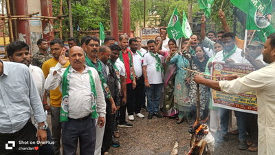 Latehar News : नीट पेपर लीक का विरोध, झामुमो ने केंद्रीय शिक्षा मंत्री का पुतला फूंका