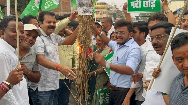 Giridih News : नीट पेपर लीक के विरोध में फूटा छात्रों का गुस्सा, मोर्चा ने केंद्रीय शिक्षा मंत्री का फूंका पुतला