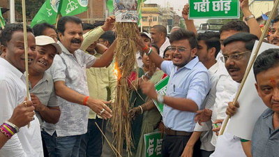 Giridih News : नीट पेपर लीक के विरोध में फूटा छात्रों का गुस्सा, मोर्चा ने केंद्रीय शिक्षा मंत्री का फूंका पुतला