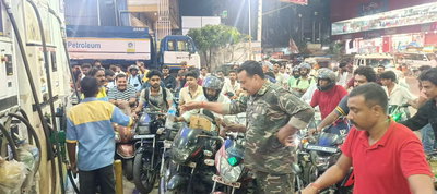 Palamu News : पेट्रोल पंपों पर ग्राहकों की भीड़, व्यवस्था संभालने को पुलिस तैनात