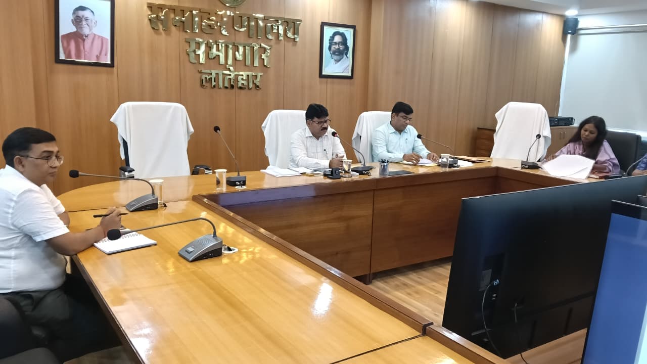 Latehar News : बाल संरक्षण मामलों में त्वरित कार्रवाई करें- डीसी